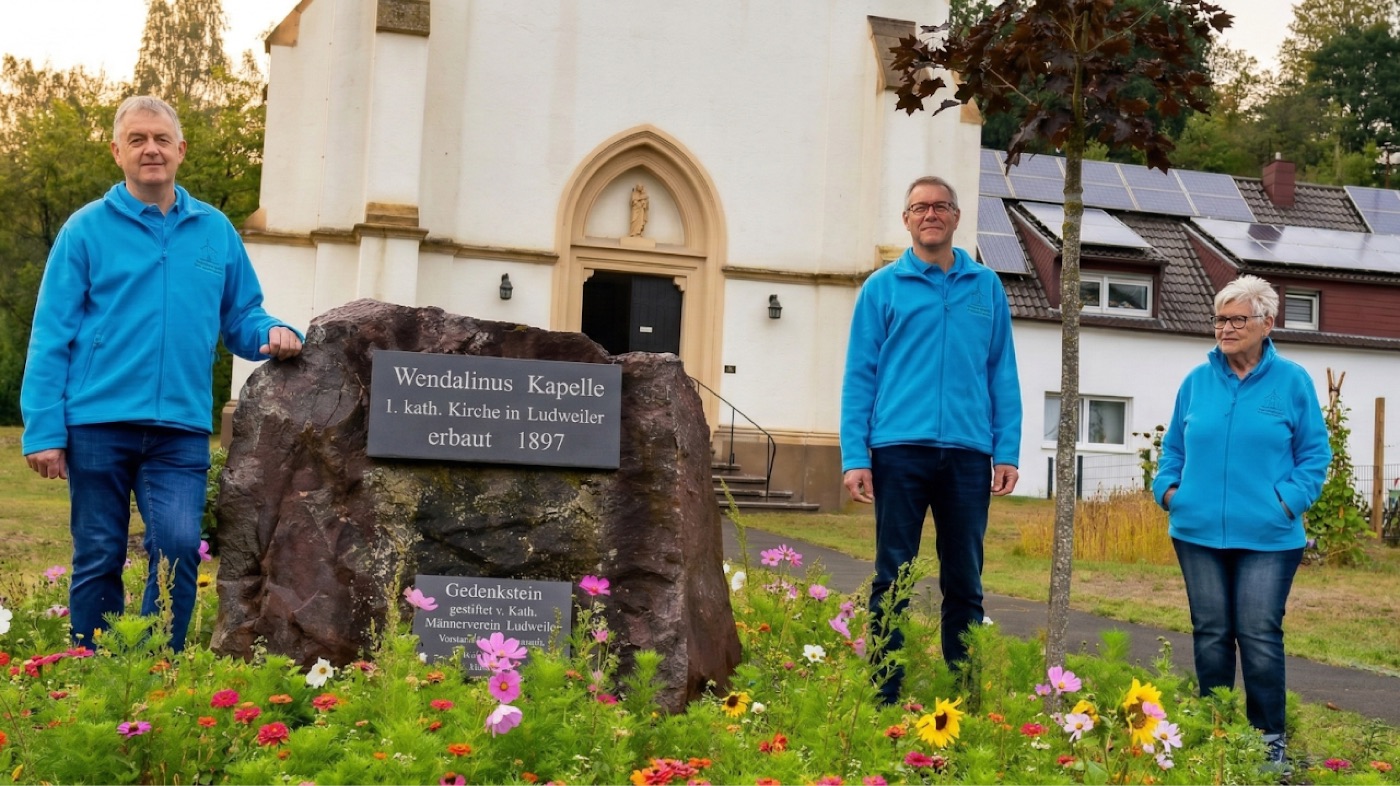 Vorstandsmitglieder der Patengemeinschaft am Gedenkstein vor der Wendalinuskapelle
